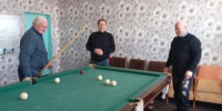 Пожилые люди играют в бильярд — активное долголетие и радость общения - Управление соцзащиты населения
